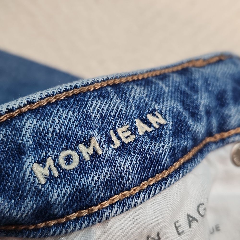 American Eagle‎ Distressed High Rise Mom Jean Size 4 - Picture 8 of 9